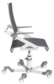 Moderner Bürostuhl in Seitenansicht mit grauem Sitz und Rückenlehne, weißen Armlehnen und Rollen.
