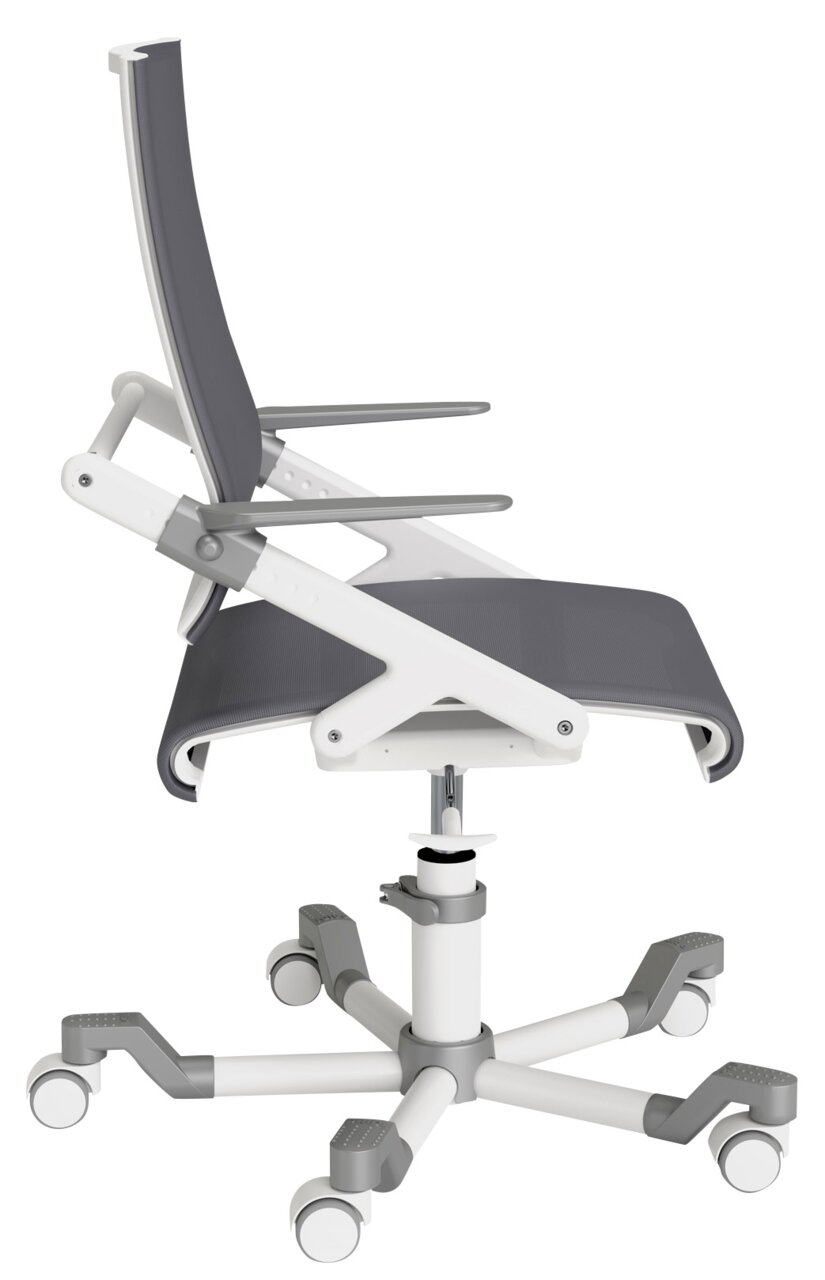 Moderner Bürostuhl in Seitenansicht mit grauem Sitz und Rückenlehne, weißen Armlehnen und Rollen.