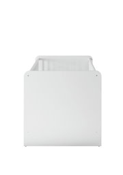 Weißes Babybett aus der Vorderansicht mit schlichtem Design.