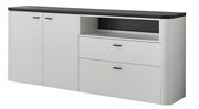 Weißes Sideboard mit schwarzer Marmorplatte, zwei Türen, zwei Schubladen und einem offenen Fach, seitliche Perspektive
