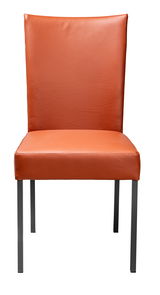 Moderner Stuhl mit orangefarbenem Kunstlederbezug und Metallbeinen, Frontalansicht.