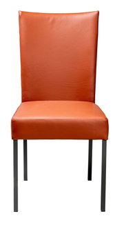 Moderne stoel met oranje kunstleren bekleding en metalen poten, gezien van voren.