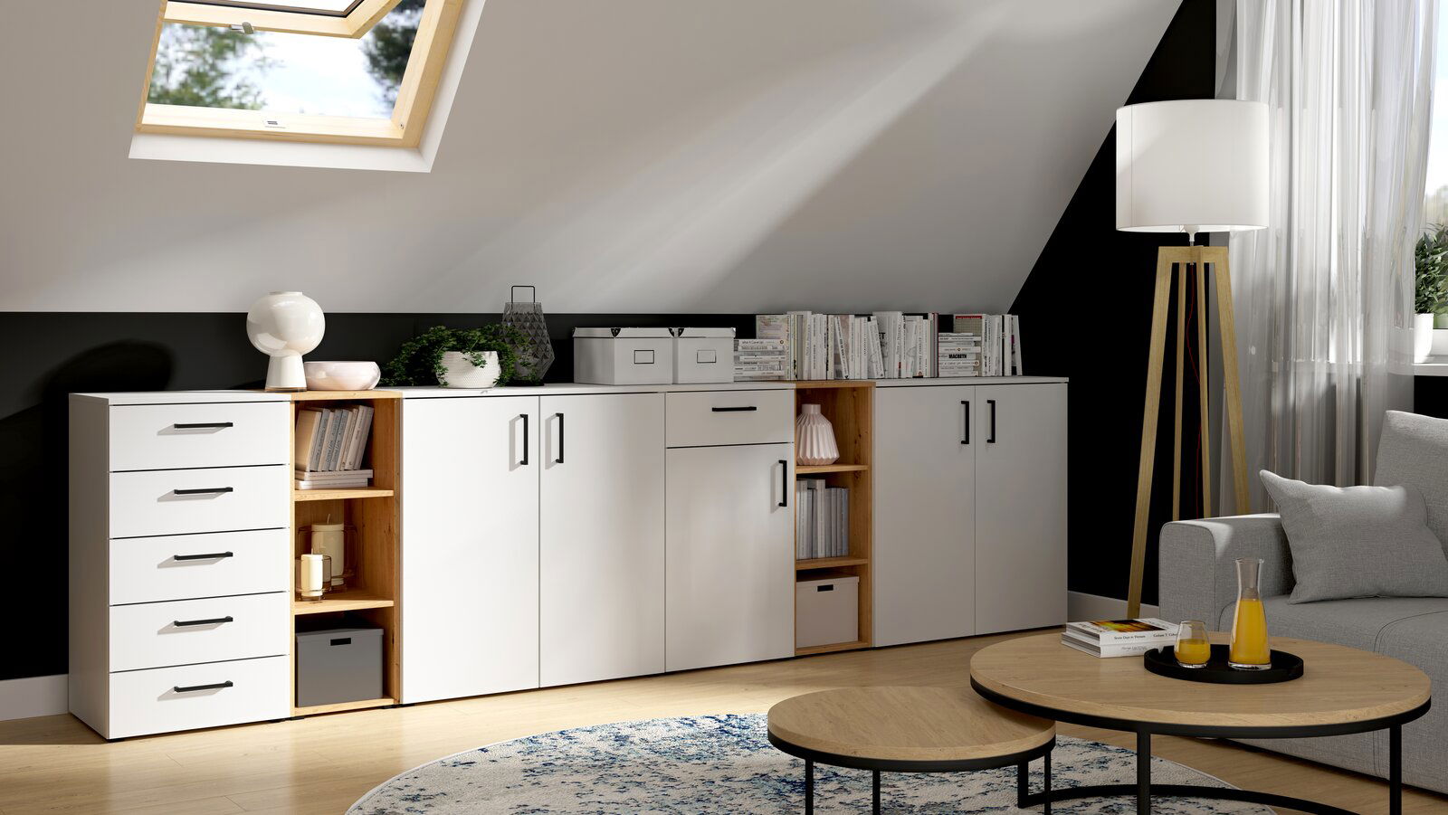 Moderne Wohnzimmermöbel mit weißen Schränken und Regalen, dekoriert mit Büchern und Pflanzen, in einem Raum mit Dachfenster und Stehlampe, seitliche Perspektive.