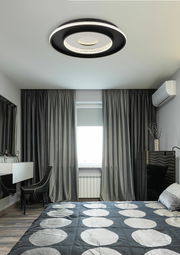 Moderne Deckenleuchte in einem stilvollen Schlafzimmer, von unten betrachtet.