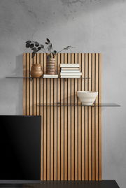 Holz-Aufsatzpaneel mit vertikalen Streifen, zwei Glasregalen, dekoriert mit Vasen, Büchern und einer Schale, seitliche Perspektive