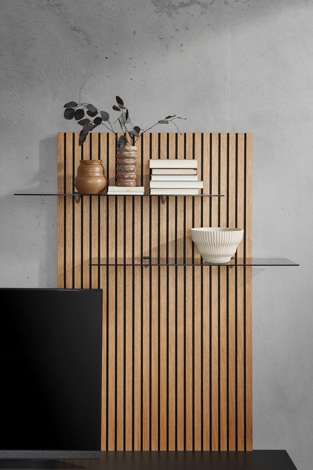 Dieter Knoll Aufsatzpaneel RIANI Holz-Aufsatzpaneel mit vertikalen Streifen, zwei Glasregalen, dekoriert mit Vasen, Büchern und einer Schale, seitliche Perspektive