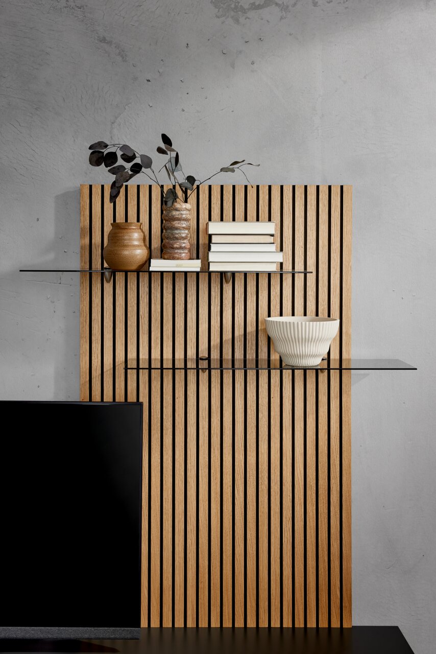 Holz-Aufsatzpaneel mit vertikalen Streifen, zwei Glasregalen, dekoriert mit Vasen, Büchern und einer Schale, seitliche Perspektive