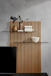 Holz-Aufsatzpaneel mit vertikalen Streifen, zwei Glasregalen, dekoriert mit Vasen, Büchern und einer Schale, seitliche Perspektive