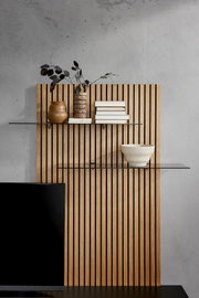 Houten opzetpaneel met verticale strepen, twee glazen planken, versierd met vazen, boeken en een schaal, zijaanzicht