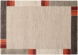 Frisé-Teppich in quadratischer Form mit beigem Grundton und farbigen Akzenten in Rot und Grau an den Ecken, aus der Vogelperspektive.
