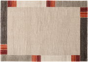 Frisé-Teppich in quadratischer Form mit beigem Grundton und farbigen Akzenten in Rot und Grau an den Ecken, aus der Vogelperspektive.
