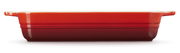 Seitliche Ansicht einer kirschroten Auflaufform mit Griffen, 32 cm lang.