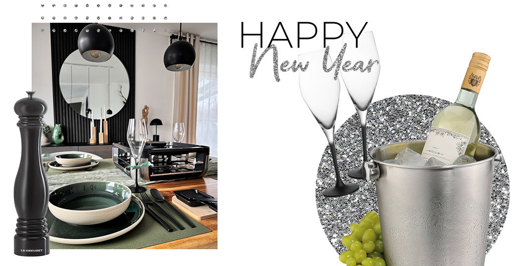 Een feestelijk gedekte tafel in groene tinten met een raclette-apparaat, een zwarte pepermolen en een champagnekoeler; daarnaast de tekst „Happy New Year“.