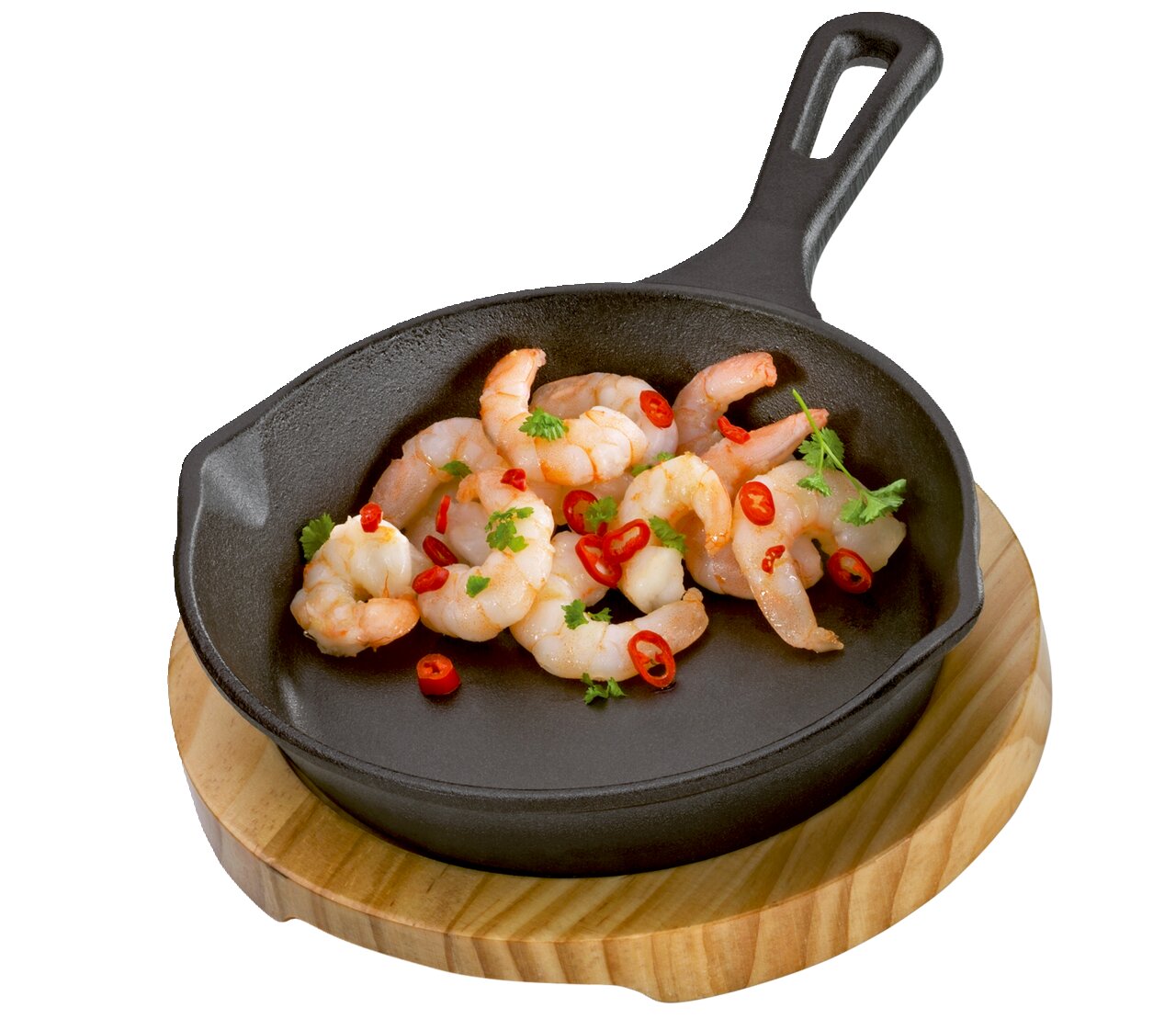 Gusseiserne Grillpfanne mit Garnelen und Chilischoten auf einem Holzbrett, von oben betrachtet.