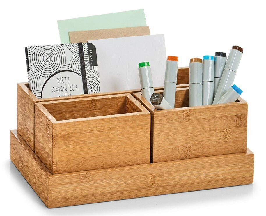 Bambus Organizer-Set mit vier Fächern, gefüllt mit Stiften und Notizblöcken, aus der Vorderansicht.