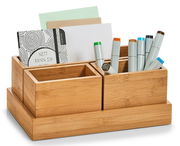 Bambus Organizer-Set mit vier Fächern, gefüllt mit Stiften und Notizblöcken, aus der Vorderansicht.