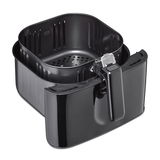 Schwarze Heißluftfritteuse aus der Perspektive von oben, mit herausgezogenem Frittierkorb.