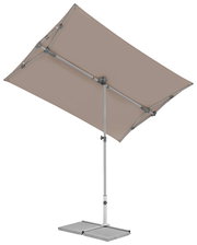 Moderner rechteckiger Sonnenschirm in seitlicher Perspektive mit stabilem Standfuß und verstellbarem Gestell.