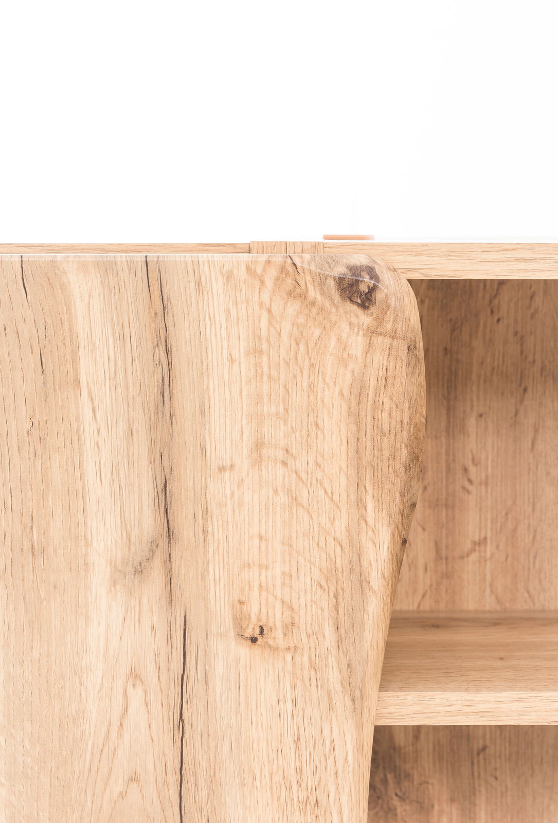 Nahaufnahme eines Hängeschranks aus Holz mit sichtbarer Maserung, Perspektive von vorne.