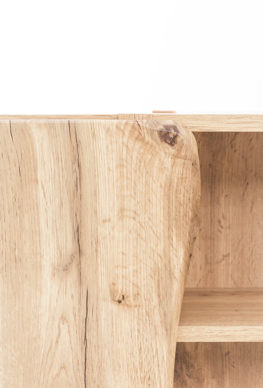 Nahaufnahme eines Hängeschranks aus Holz mit sichtbarer Maserung, Perspektive von vorne.