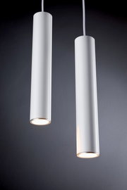 Twee cilindervormige, witte hanglampen van Paulmann, model Catalejo URAIL, gefotografeerd vanuit een zijaanzicht.