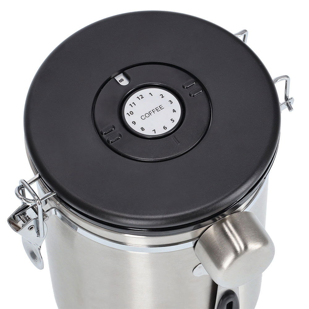 Kaffeedose aus Edelstahl mit schwarzem Deckel und integriertem Löffel, von oben betrachtet.