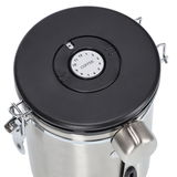 Kaffeedose aus Edelstahl mit schwarzem Deckel und integriertem Löffel, von oben betrachtet.