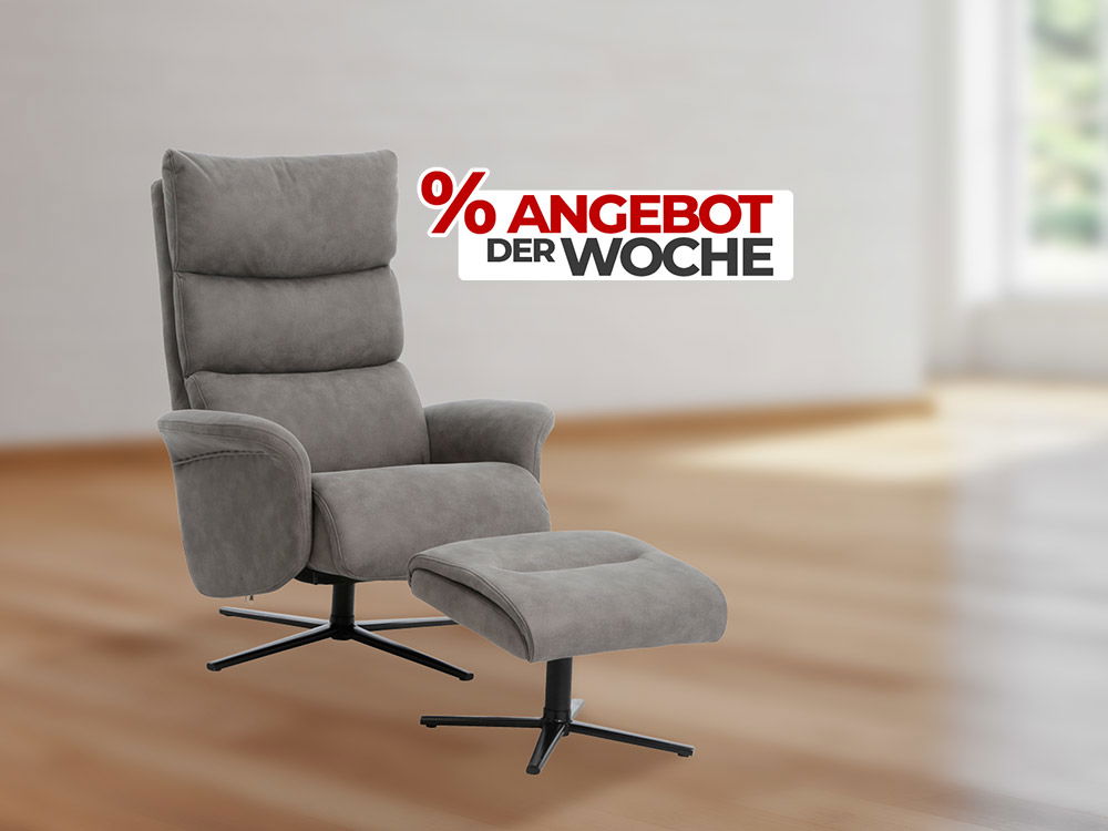 Grauer Relaxsessel mit gepolsterter Rückenlehne und passendem Fußhocker