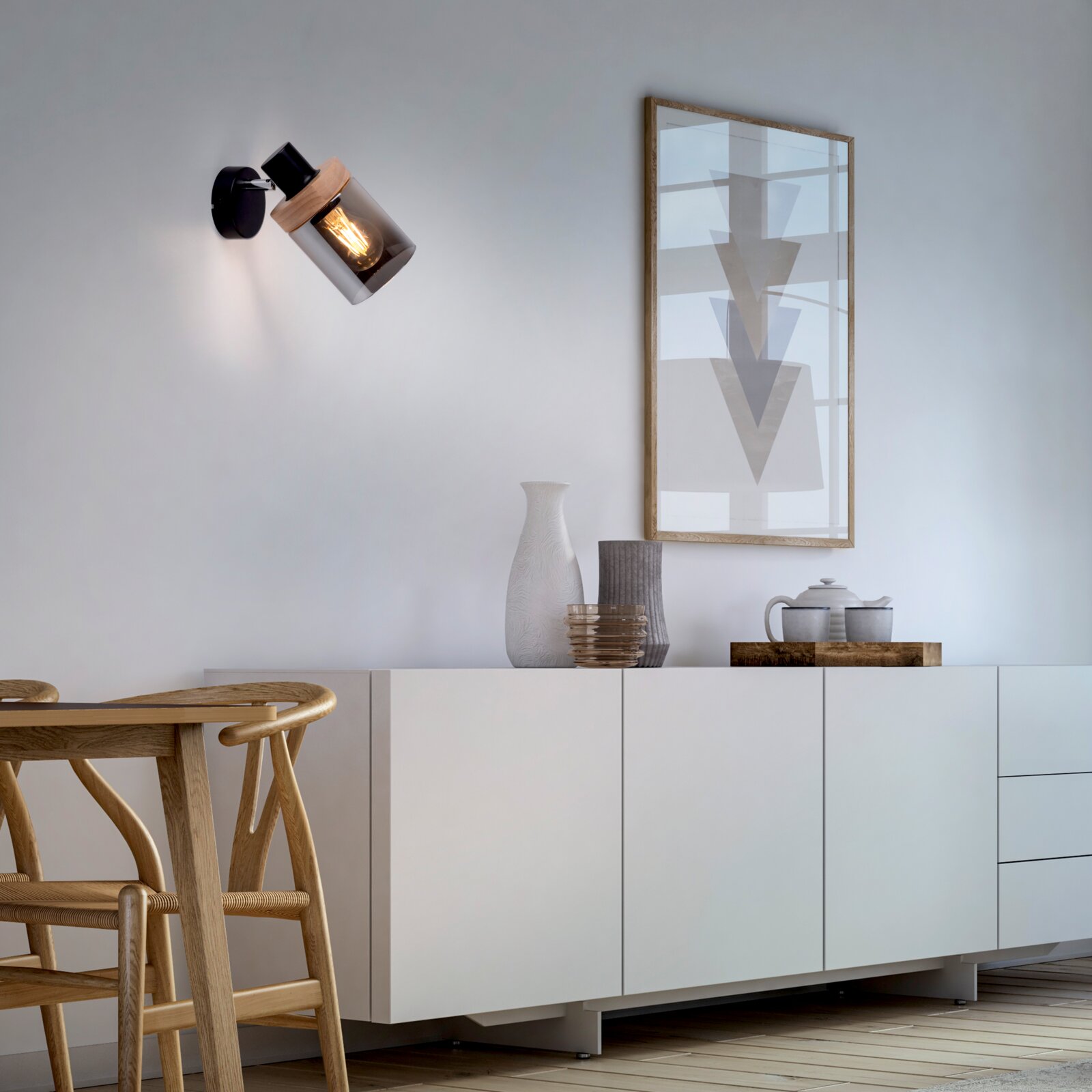 Just Light Wandleuchte PASQUAL Schwarze Wandlampe mit zylindrischem Rauchglas-Schirm und Holzdetail, eingeschaltet, seitliche Ansicht an heller Wand in modernem Wohnraum
