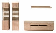 Wohnkombination aus hellem Holz mit zwei hohen Vitrinen und einem niedrigen TV-Schrank, frontal betrachtet.