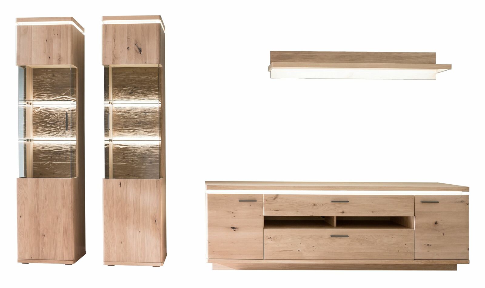 Zurbrüggen Wohnkombination BARCELONA Wohnkombination aus hellem Holz mit zwei hohen Vitrinen und einem niedrigen TV-Schrank, frontal betrachtet.