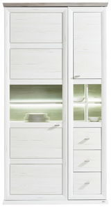 Frontale Ansicht einer modernen weißen Vitrine mit Glaseinsätzen und LED-Beleuchtung, die Geschirr präsentiert.