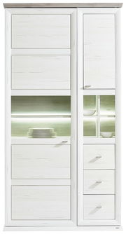 Frontale Ansicht einer modernen weißen Vitrine mit Glaseinsätzen und LED-Beleuchtung, die Geschirr präsentiert.