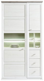 Frontale Ansicht einer modernen weißen Vitrine mit Glaseinsätzen und LED-Beleuchtung, die Geschirr präsentiert.