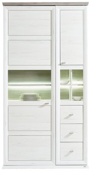 Frontale Ansicht einer modernen weißen Vitrine mit Glaseinsätzen und LED-Beleuchtung, die Geschirr präsentiert.