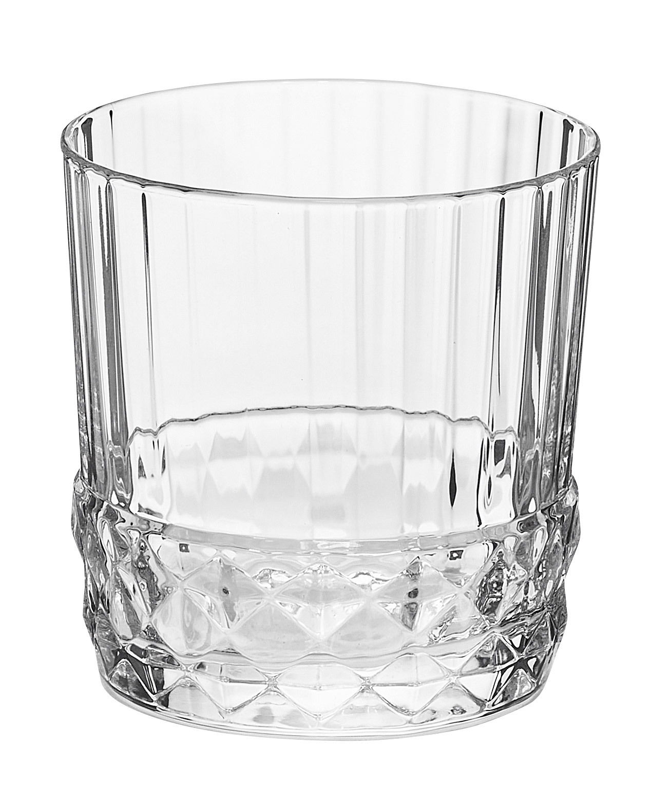 Klassisches Whiskyglas mit Rillenmuster und facettiertem Boden, seitliche Perspektive