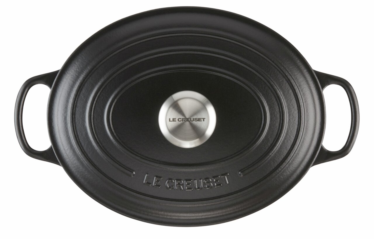 Schwarzer ovaler Bräter von Le Creuset, Draufsicht mit zwei Griffen und Edelstahlknauf.
