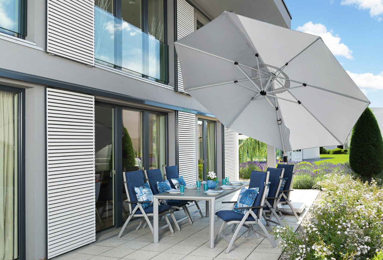 Moderne hanglamp op een terras met tuinmeubilair, zijaanzicht