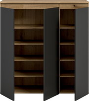 Offenes Sideboard aus Holzoptik mit drei mattschwarzen Türen und mehreren Einlegeböden, Frontansicht leicht von oben