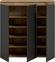 Offenes Sideboard aus Holzoptik mit drei mattschwarzen Türen und mehreren Einlegeböden, Frontansicht leicht von oben