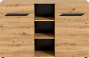 Frontansicht einer modernen Kommode/Sideboard in Eiche-Optik mit zwei großen Türen, mittigem offenen Regal mit drei Fächern und schwarzen Griffleisten