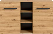 Frontansicht einer modernen Kommode/Sideboard in Eiche-Optik mit zwei großen Türen, mittigem offenen Regal mit drei Fächern und schwarzen Griffleisten