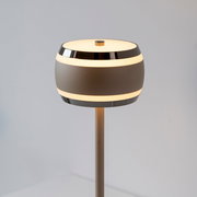 Moderne Akku-Tischleuchte mit rundem, zweifarbigem Lampenschirm, seitliche Perspektive