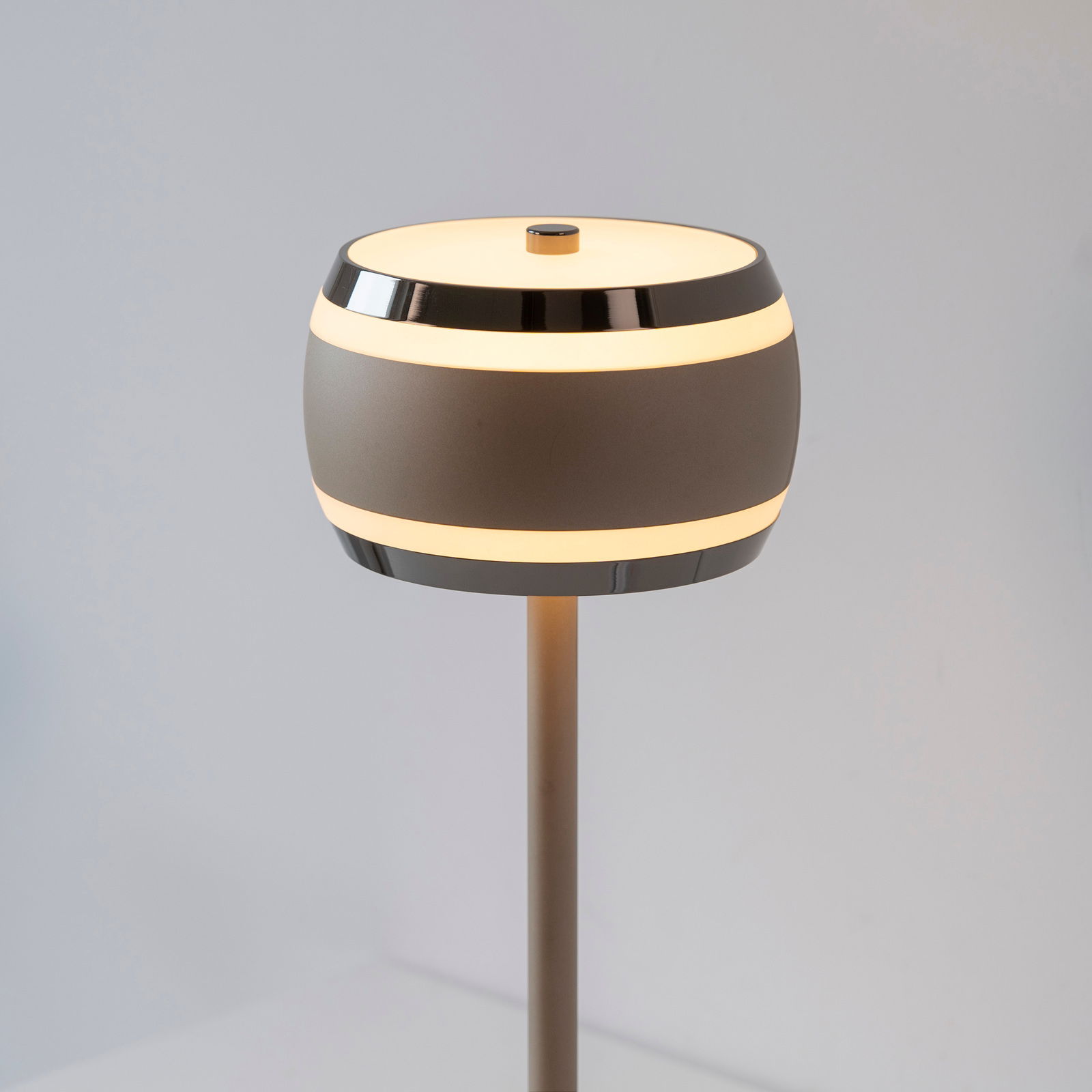 Moderne Akku-Tischleuchte mit rundem, zweifarbigem Lampenschirm, seitliche Perspektive