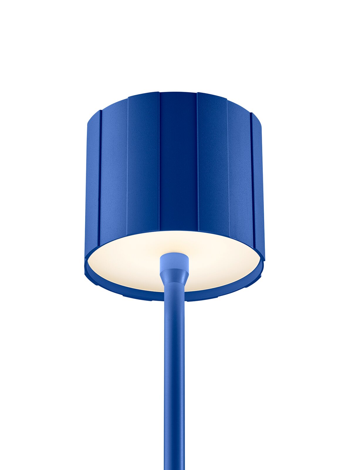 Blaue Akku-Stehleuchte mit modernem, geripptem Lampenschirm, Ansicht von unten.
