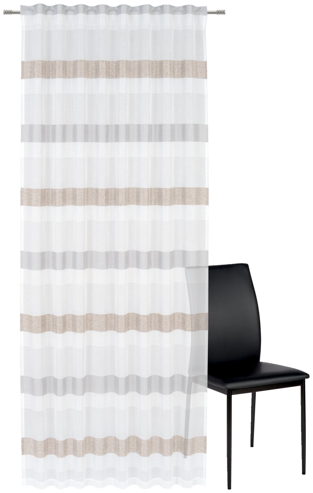 Fertigvorhang mit horizontalen Streifen in Beige und Grau, aufgehängt an einer Stange, mit einem schwarzen Stuhl im Hintergrund, Frontalansicht.