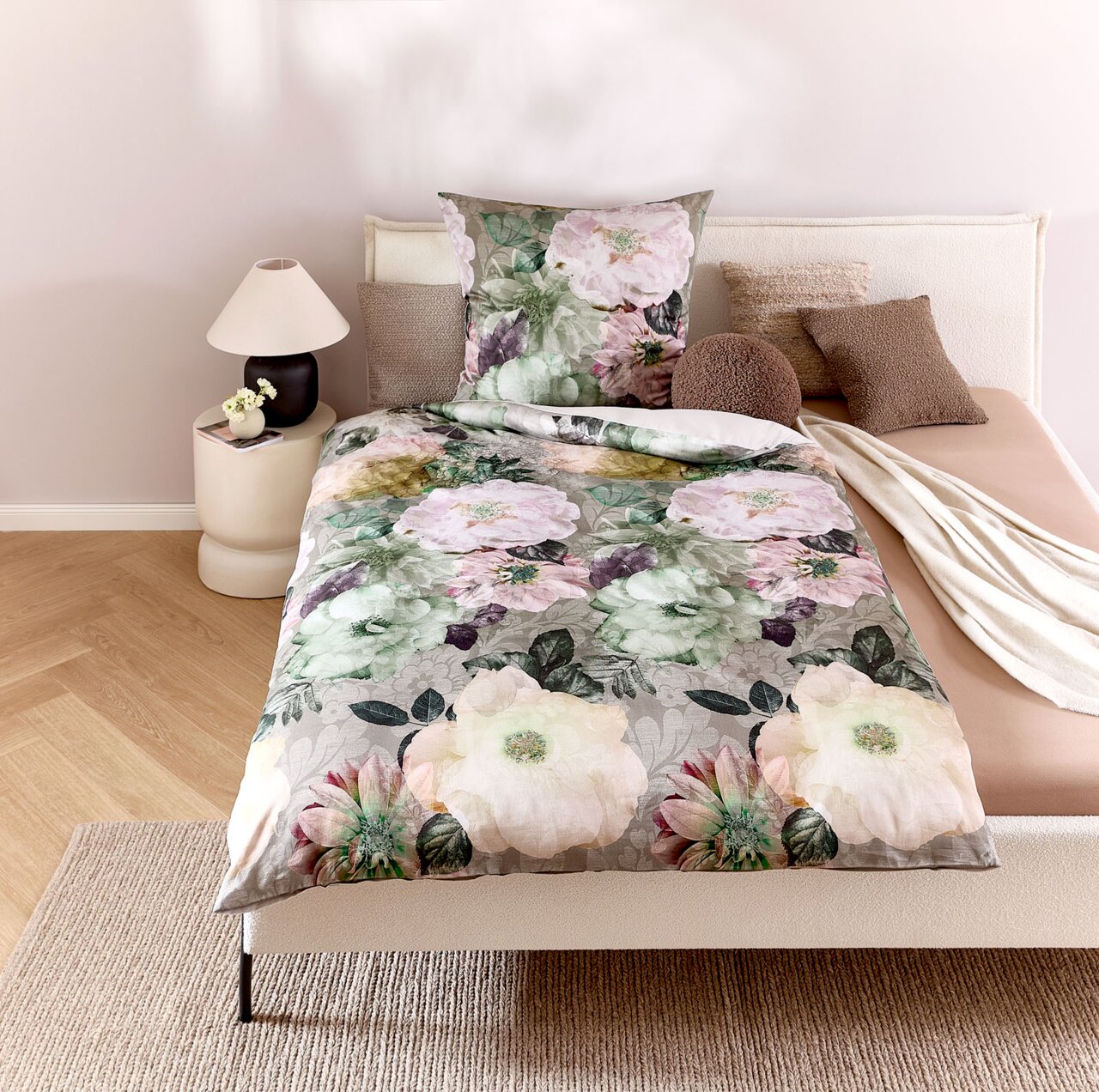 Novel Wendebettwäsche 135x200cm Wendebettwäsche mit floralem Muster in Pastelltönen auf einem Bett, fotografiert aus der Vogelperspektive.
