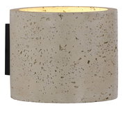 Zylindrische Wandleuchte aus hellgrauem, porösem Beton/Stein mit warm leuchtender Öffnung oben und schwarzer Wandhalterung, frontale Nahaufnahme in leichter Aufsicht.