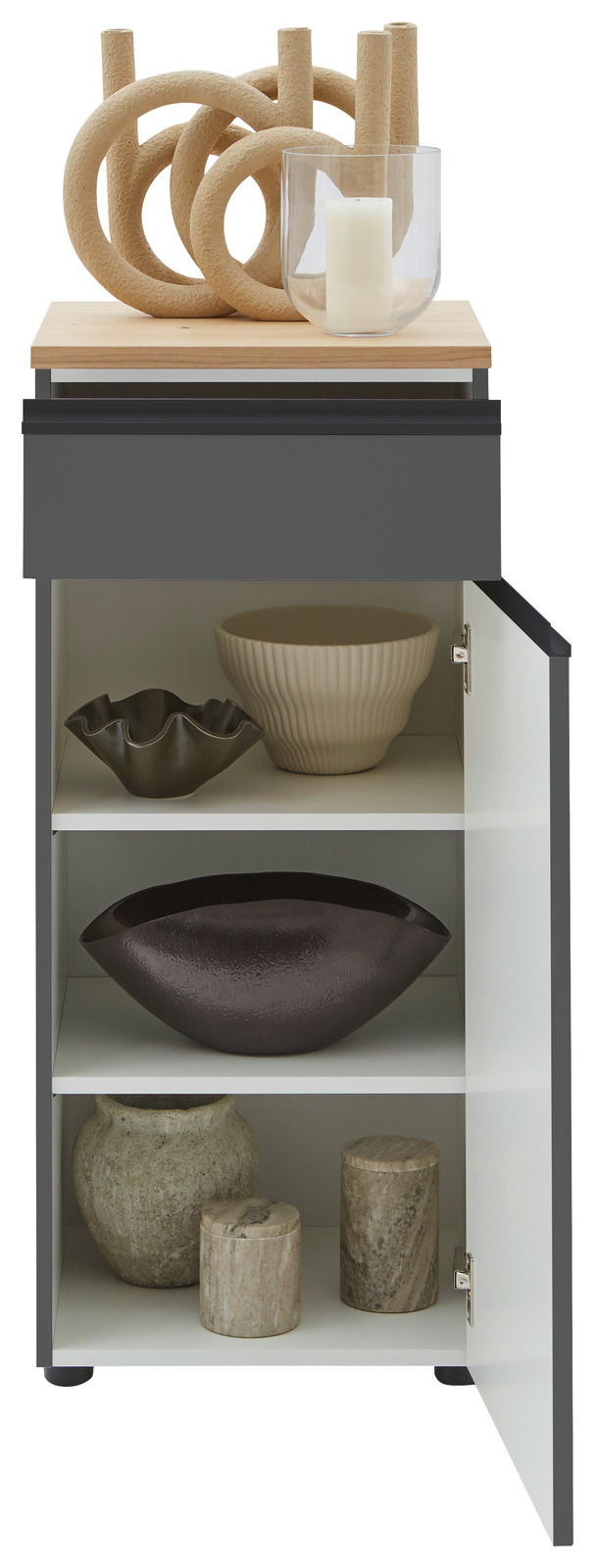 Kombi-Kommode 45 mit geöffneter Tür, zeigt dekorative Objekte auf den Regalböden und eine stilvolle Dekoration auf der Oberseite, Frontalansicht.