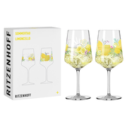 Zwei elegante Weingläser mit Limoncello-Motiv und gelben Zitronen, präsentiert in einer stilvollen Verpackung. Frontalansicht.